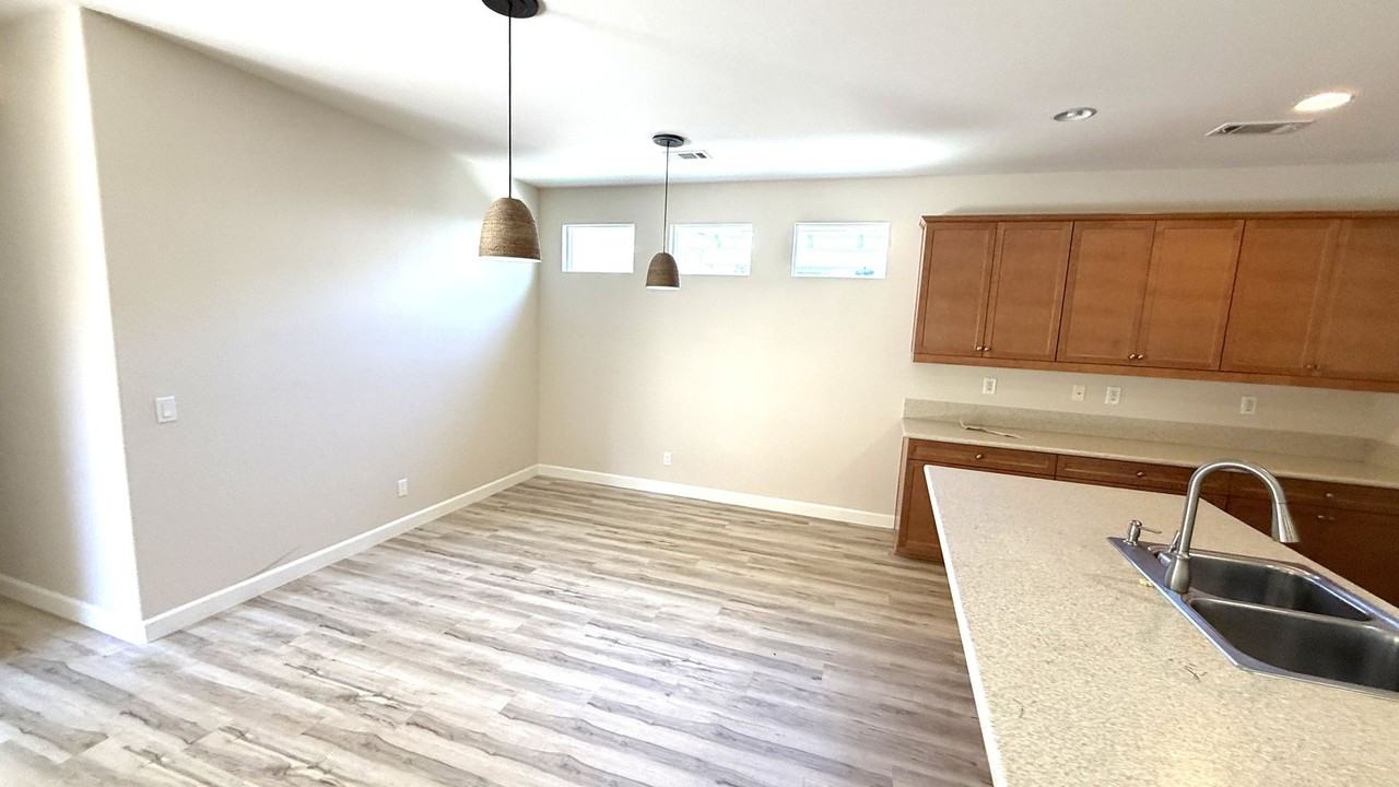 10302 Oldham Ln - Photo 3 of 15