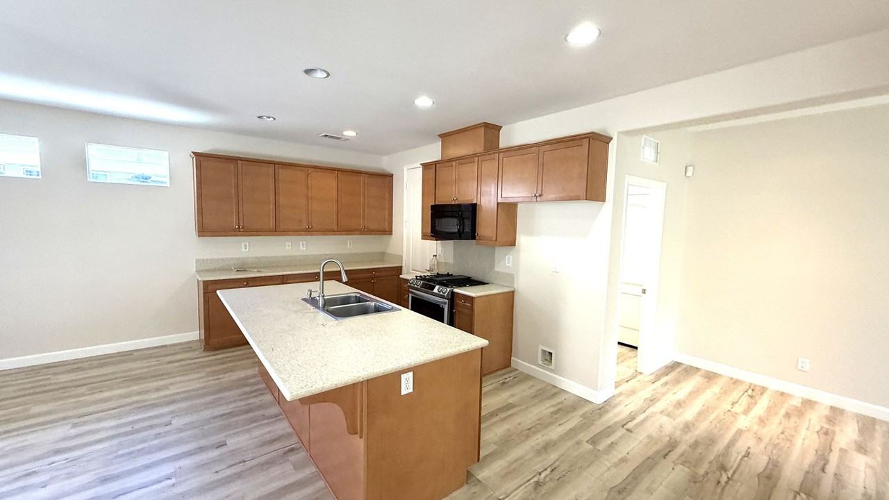 10302 Oldham Ln - Photo 4 of 15