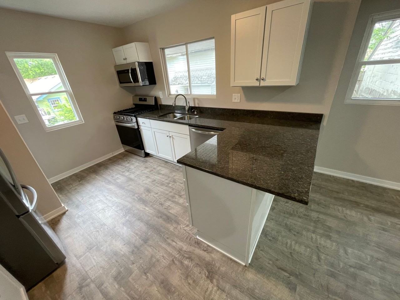 1728 Northwest Dr - Photo 4 of 13