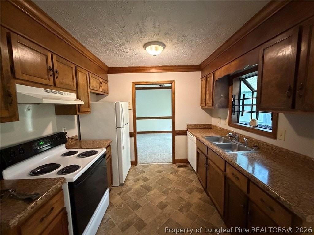 872 Hilton Dr - Photo 4 of 15