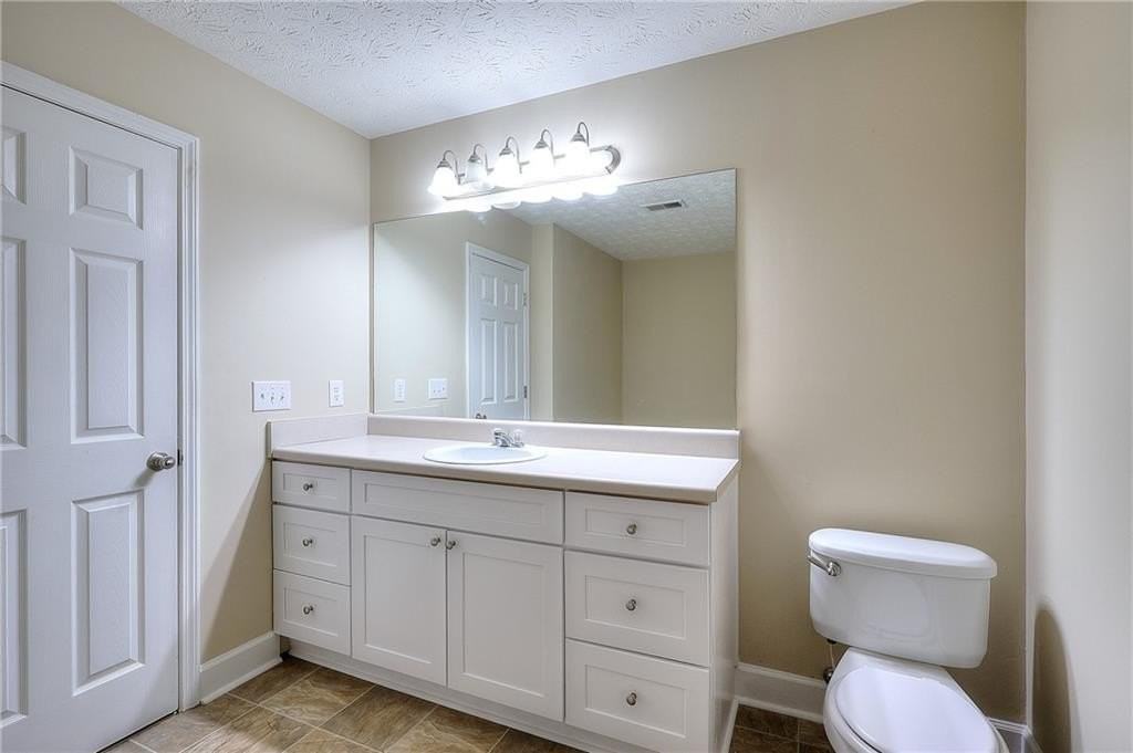 453 Tara Commons Cir - Photo 3 of 36