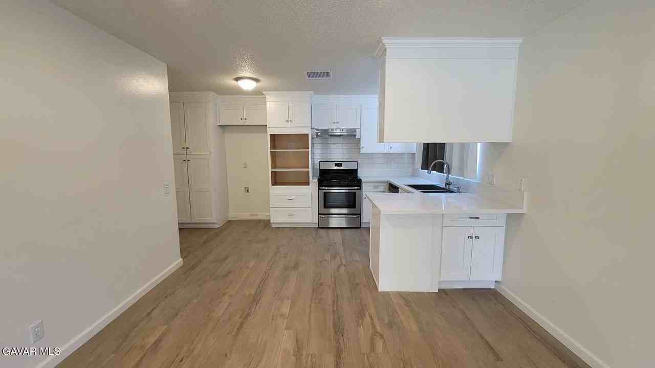 45303 Lorimer Ave - Photo 3 of 22