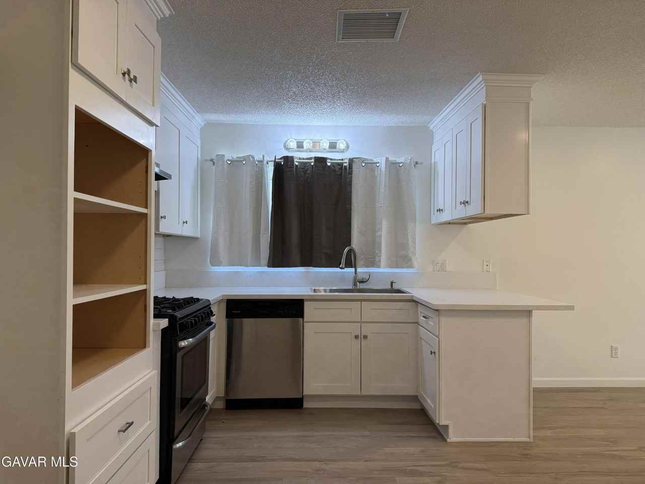 45303 Lorimer Ave - Photo 4 of 22