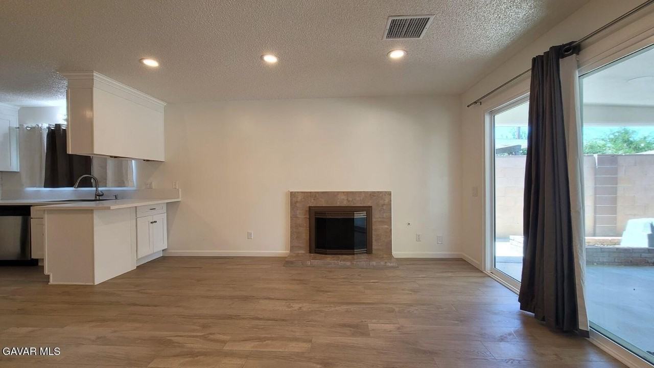 45303 Lorimer Ave - Photo 5 of 22