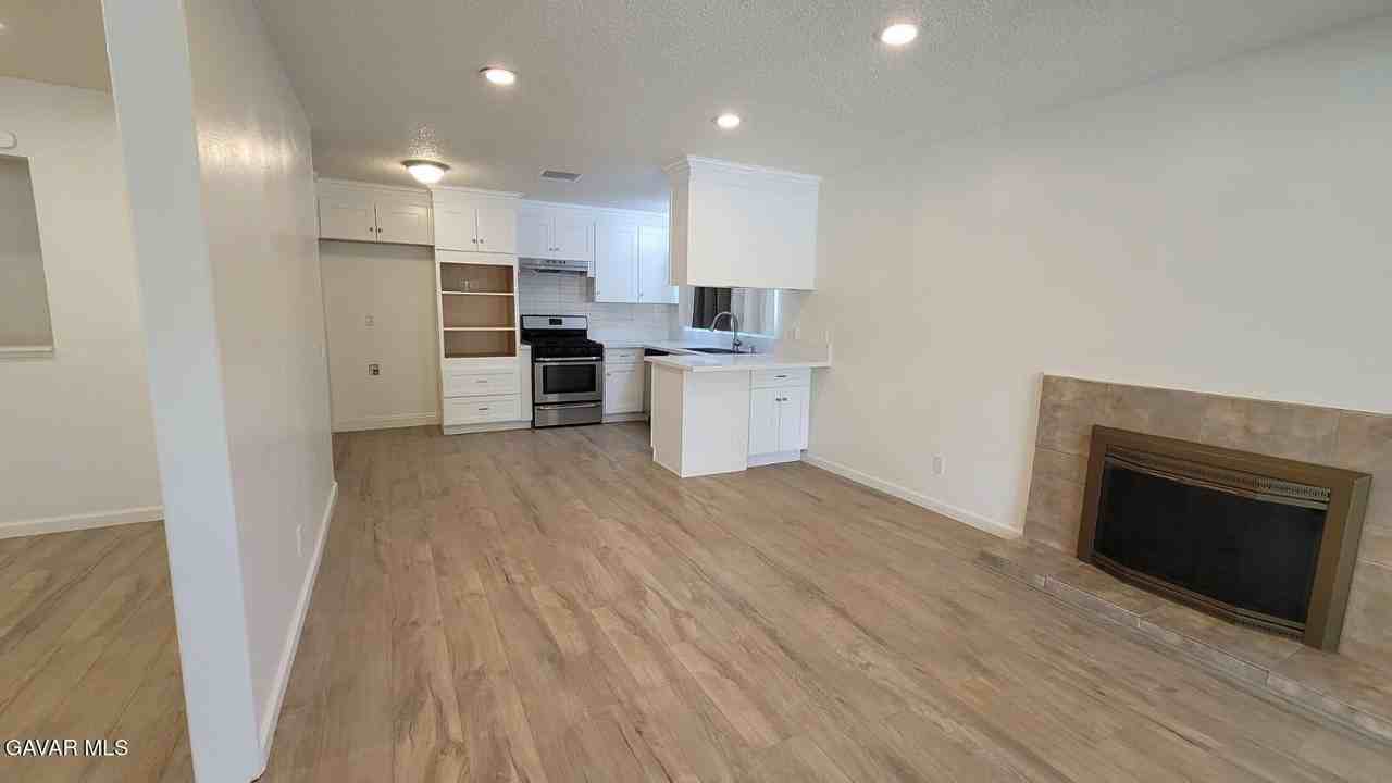 45303 Lorimer Ave - Photo 6 of 22