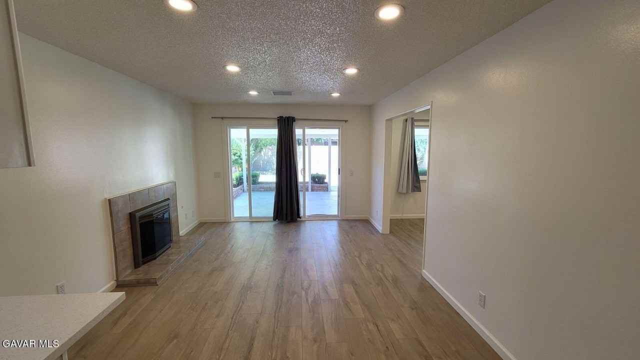 45303 Lorimer Ave - Photo 7 of 22
