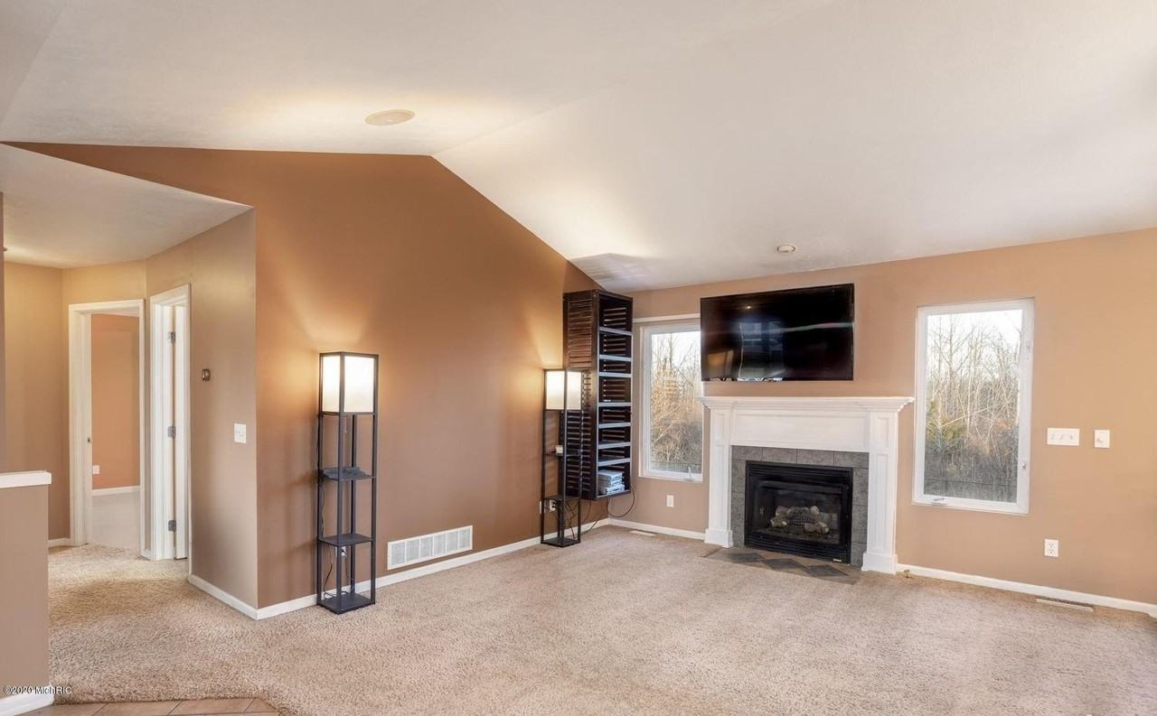 7058 Shady Knoll Dr Se - Photo 4 of 25