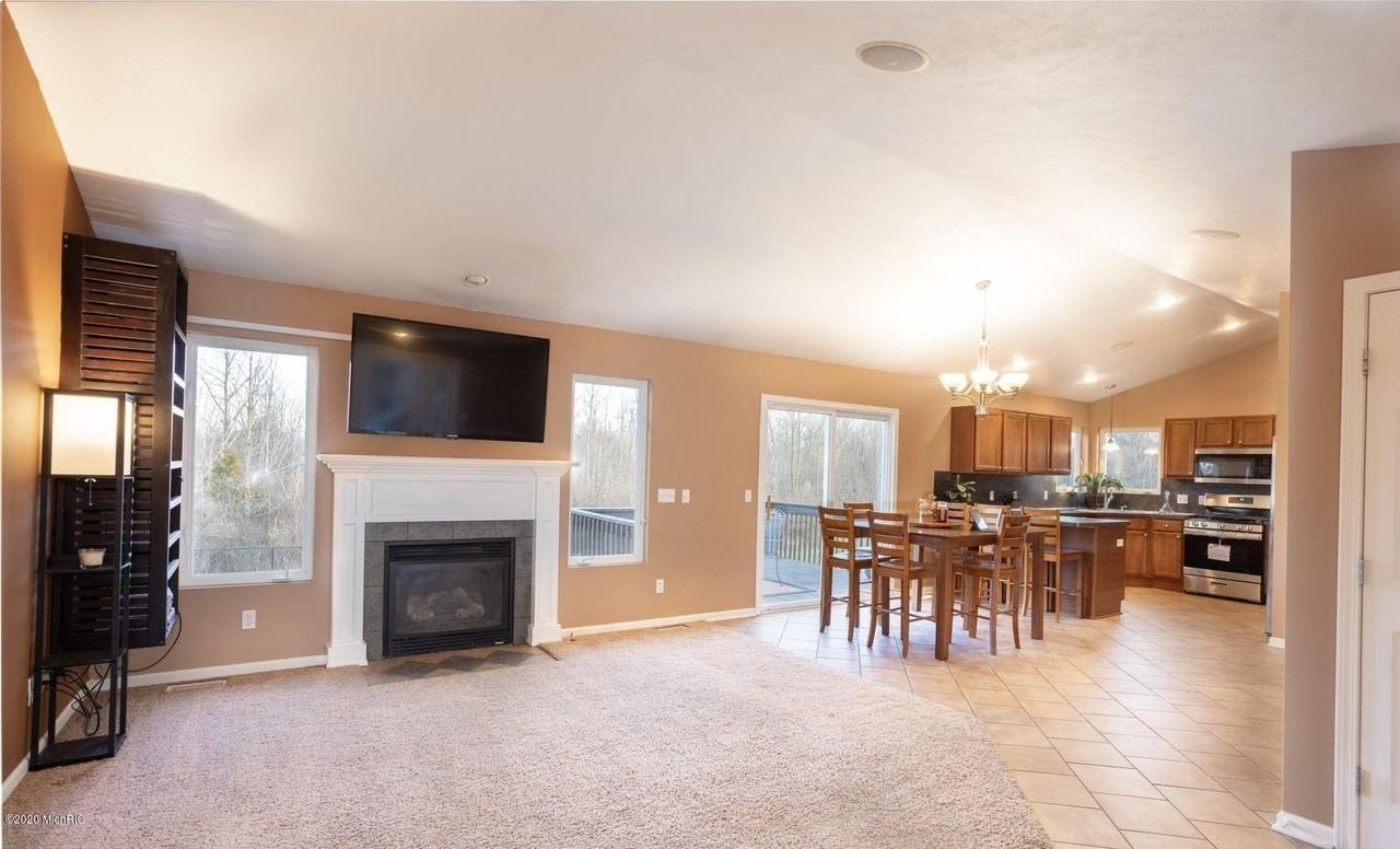 7058 Shady Knoll Dr Se - Photo 5 of 25