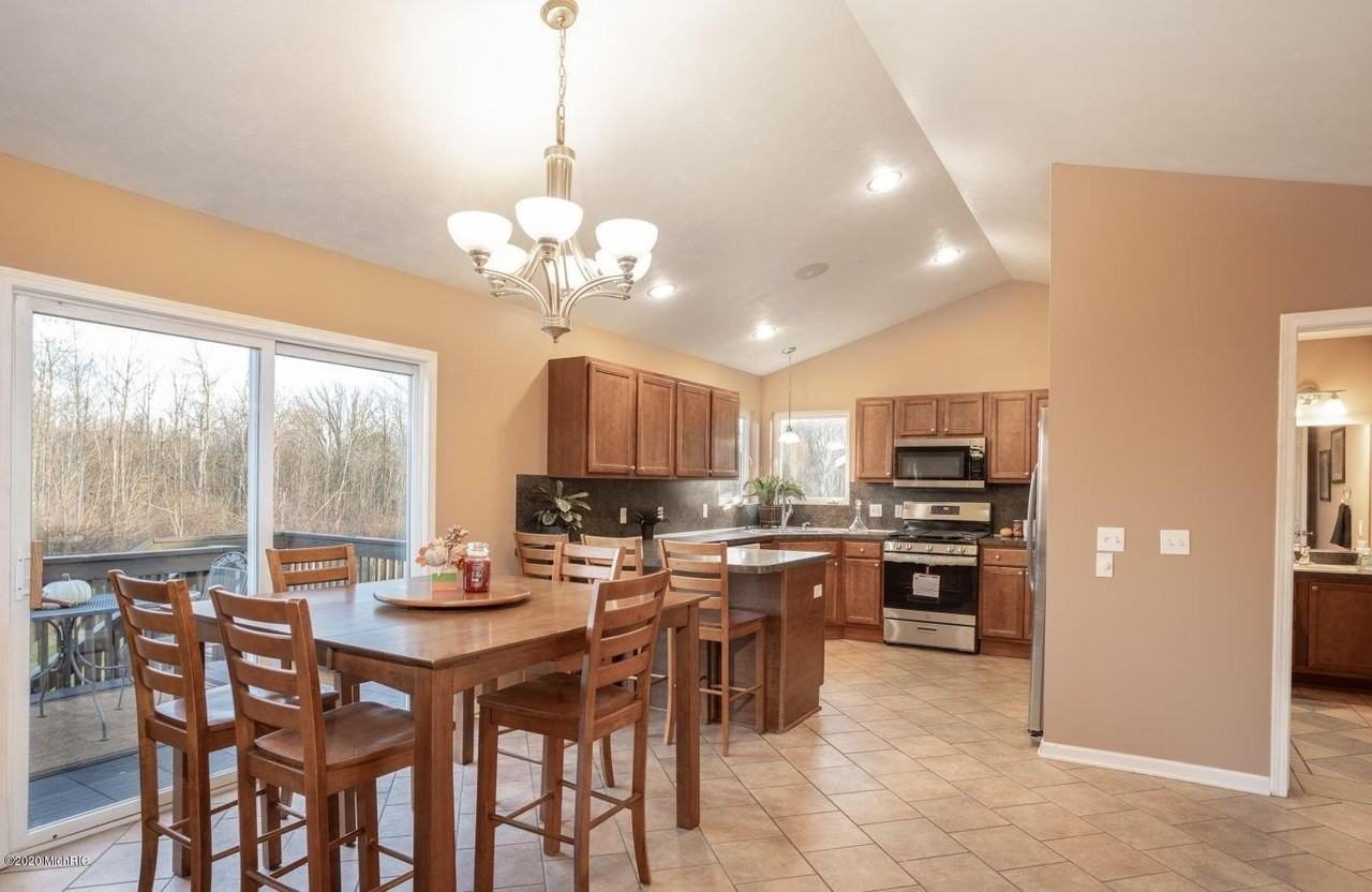 7058 Shady Knoll Dr Se - Photo 6 of 25