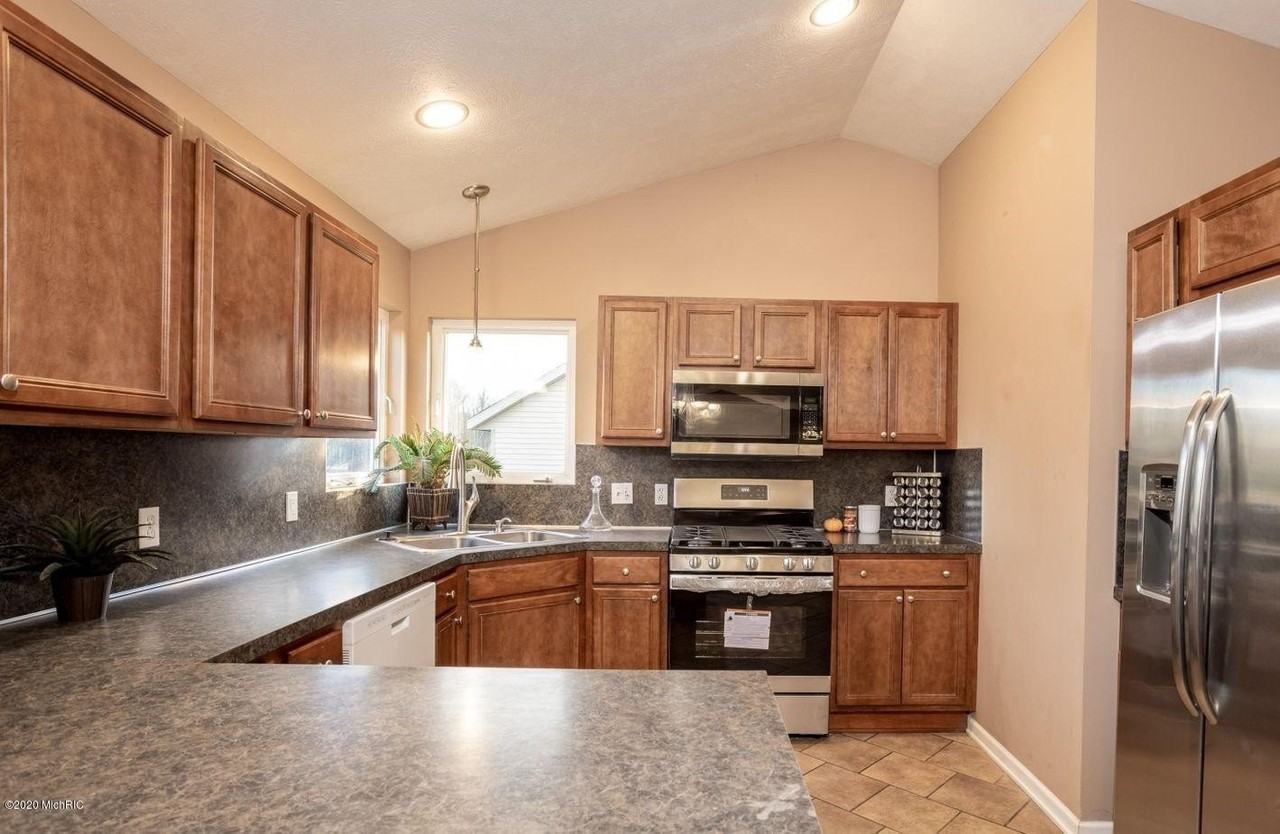 7058 Shady Knoll Dr Se - Photo 7 of 25