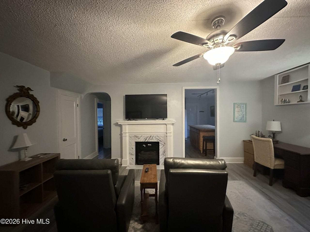 302 N Shores Rd - Photo 4 of 20