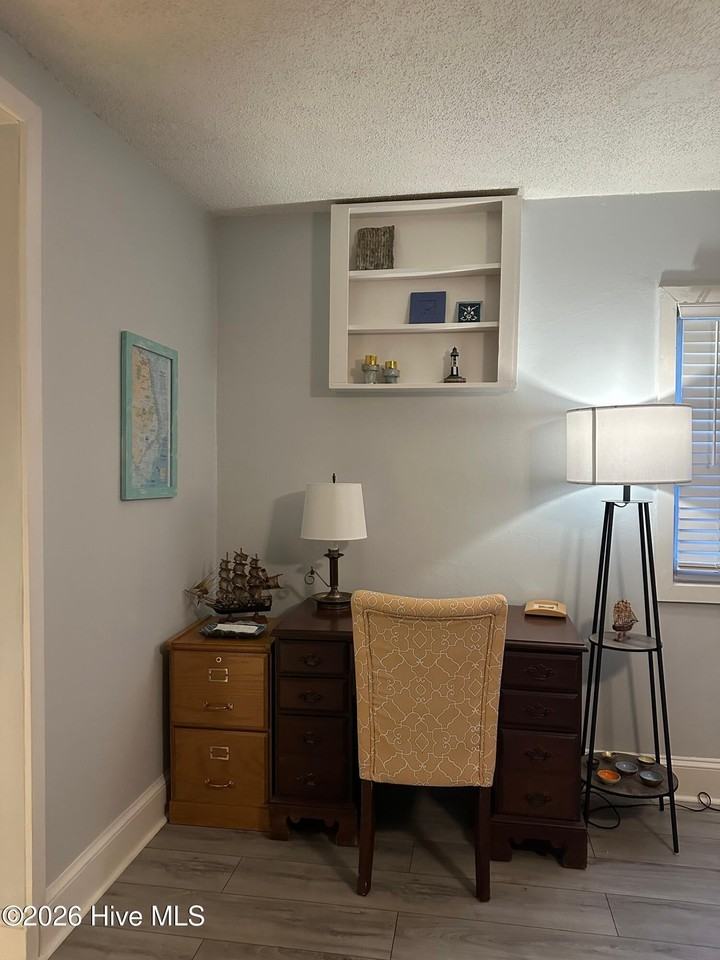 302 N Shores Rd - Photo 5 of 20