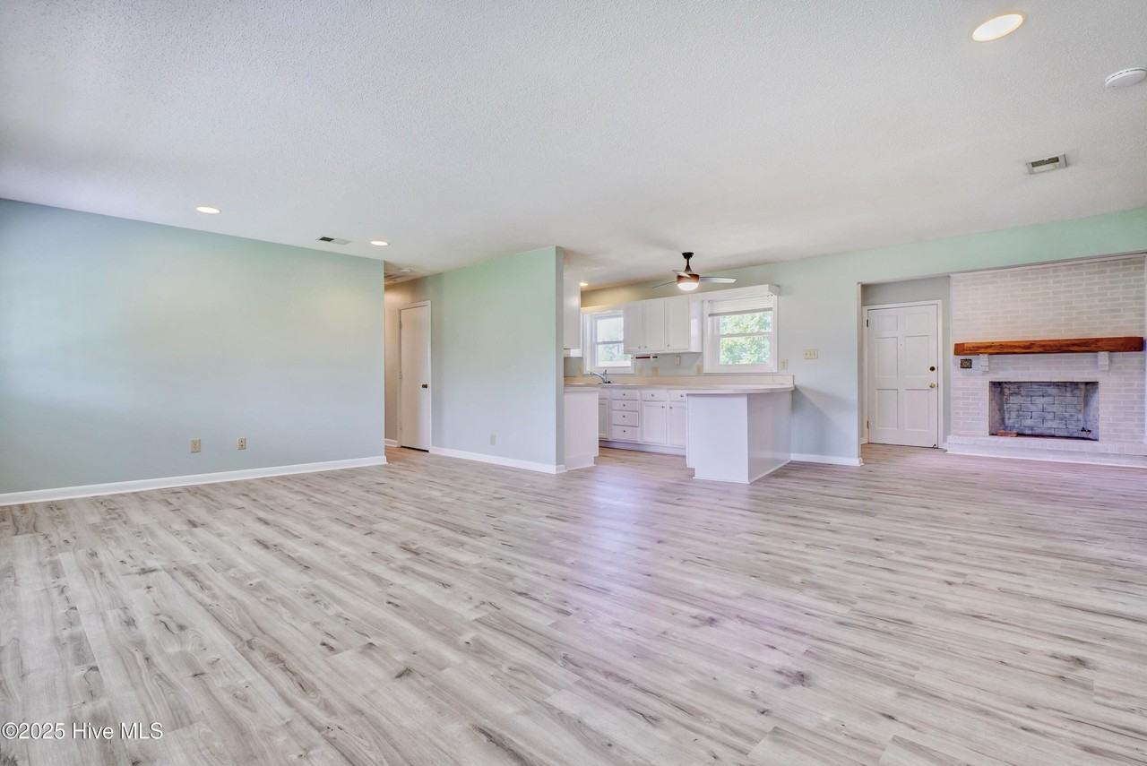 665 Hughes Rd - Photo 7 of 40