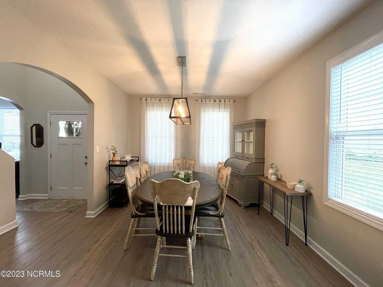 211 Seneca Ct - Photo 3 of 20