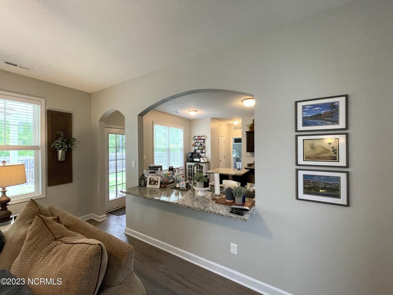 211 Seneca Ct - Photo 6 of 20
