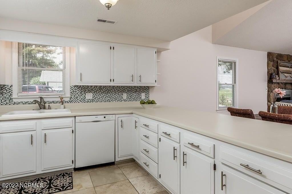 647 Castleberry Ct - Photo 4 of 21