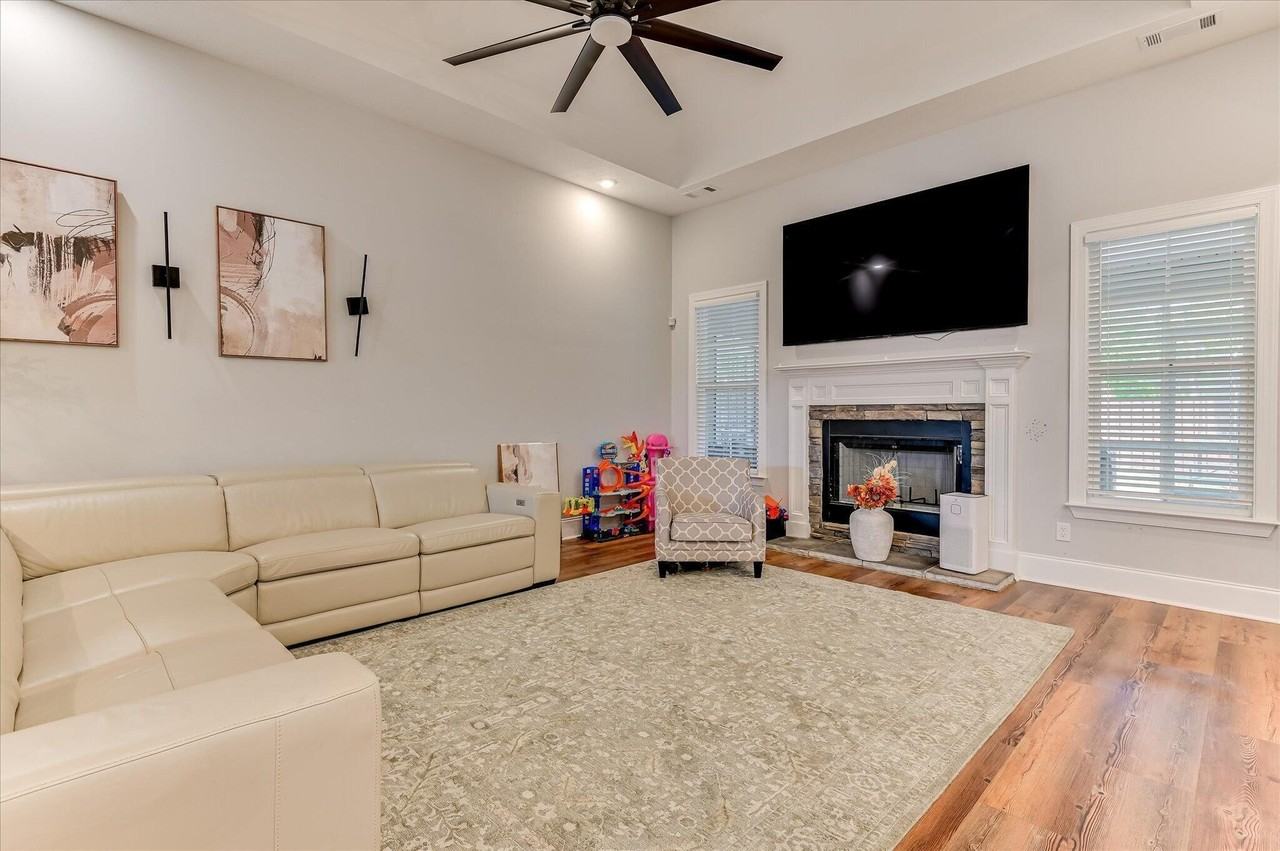 1213 Elbron Dr - Photo 7 of 50