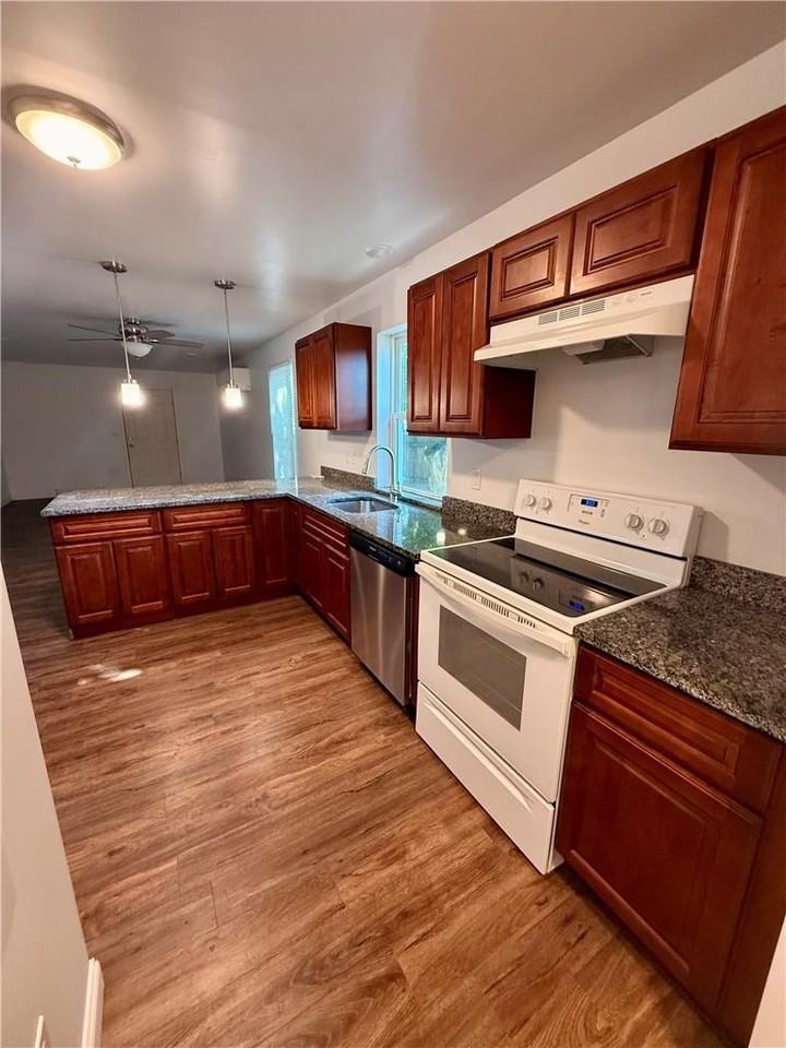 315 Clearfield St - Photo 3 of 12