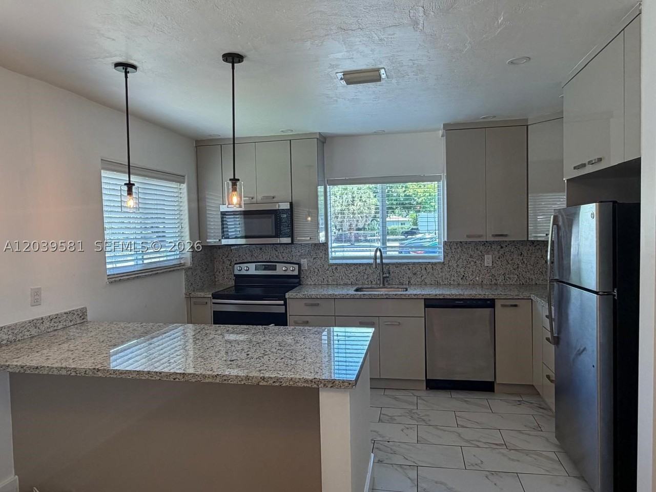245 Sw 24th Rd - Photo 3 of 19