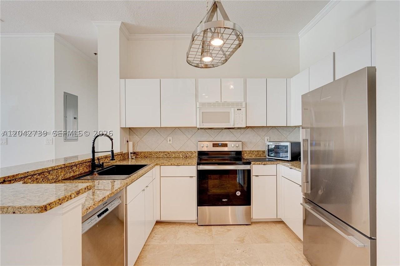 2665 Sw 37th Ave #101 - Photo 4 of 11