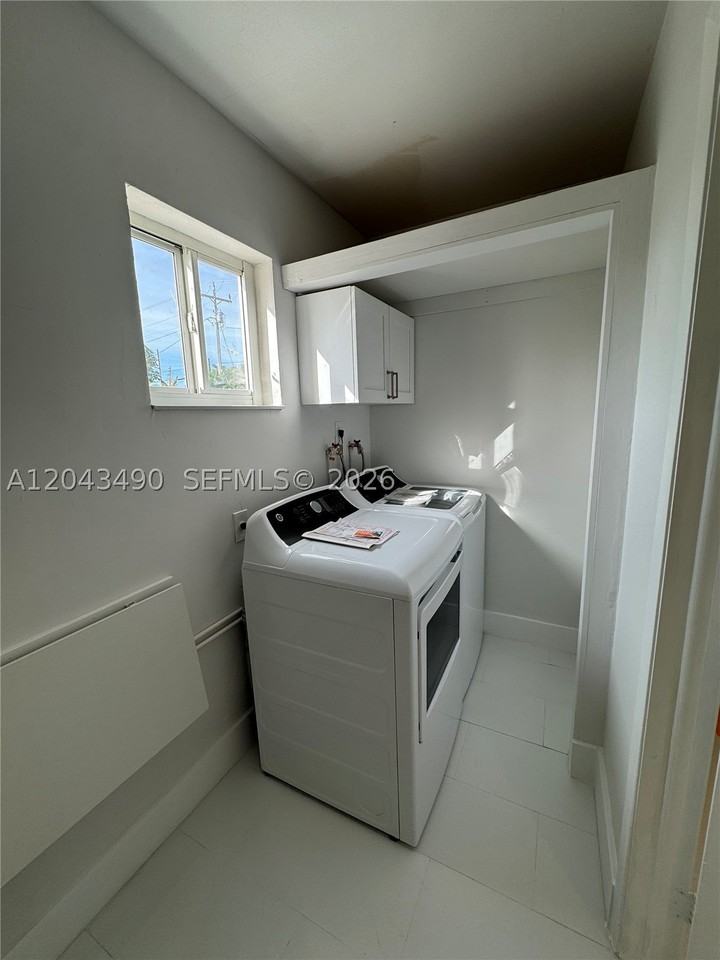 951 E 32nd St - Photo 4 of 25