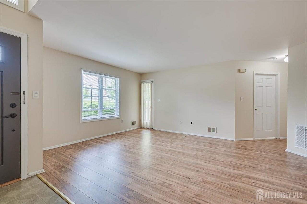 906 Montague Ave - Photo 4 of 20