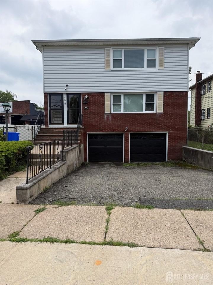 2518 Spruce St - Photo 2 of 19