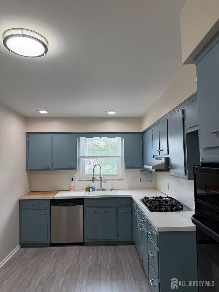 2518 Spruce St - Photo 3 of 19