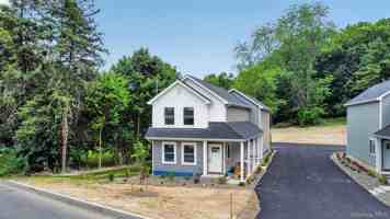 featured image of 13 Hooker St