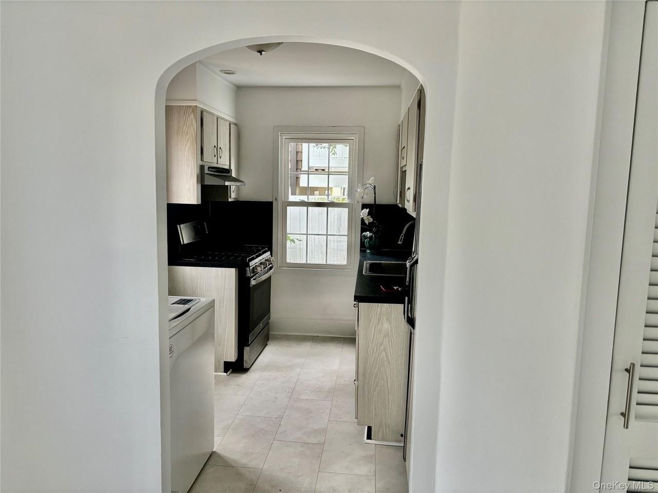 76 Clayton Ave - Photo 5 of 10