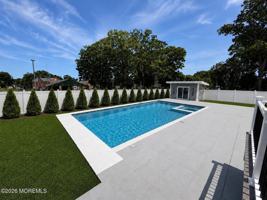featured image of 19 Roslyn Dr