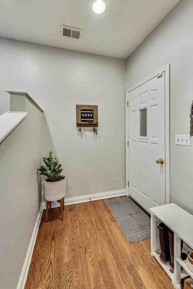 1818 W Superior St #2R - Photo 3 of 35