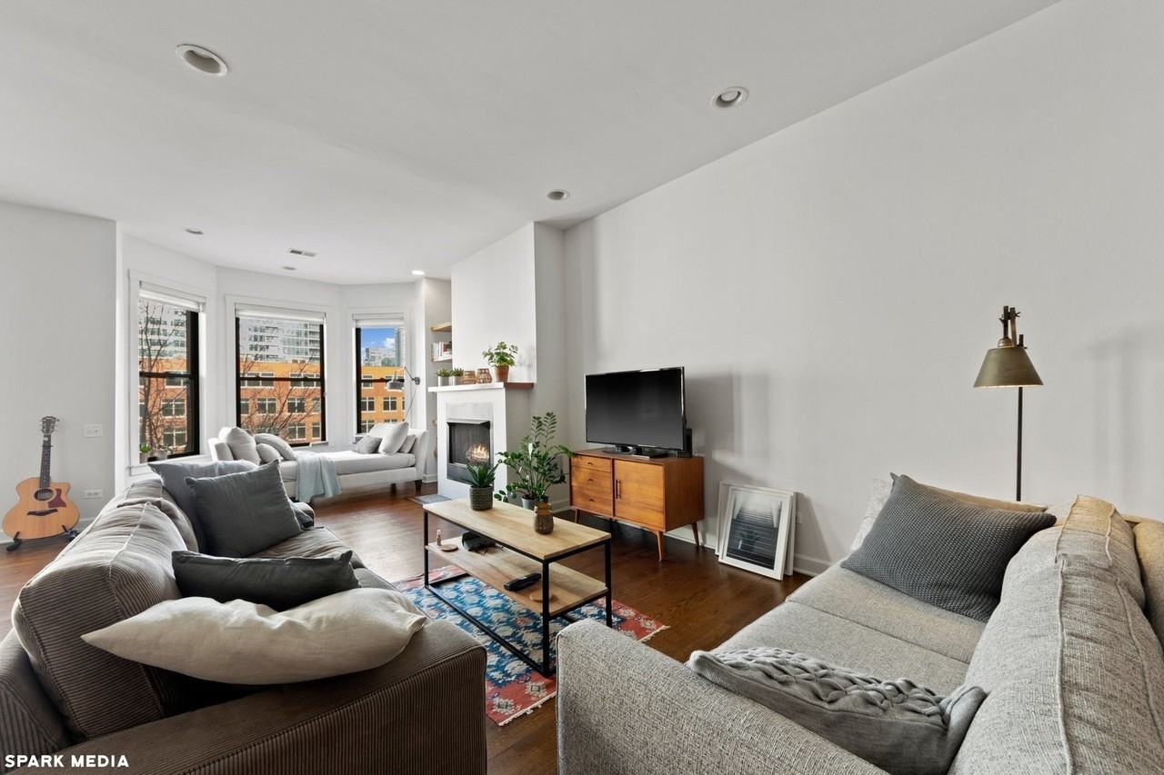 353 W Chicago Ave #4E - Photo 4 of 20