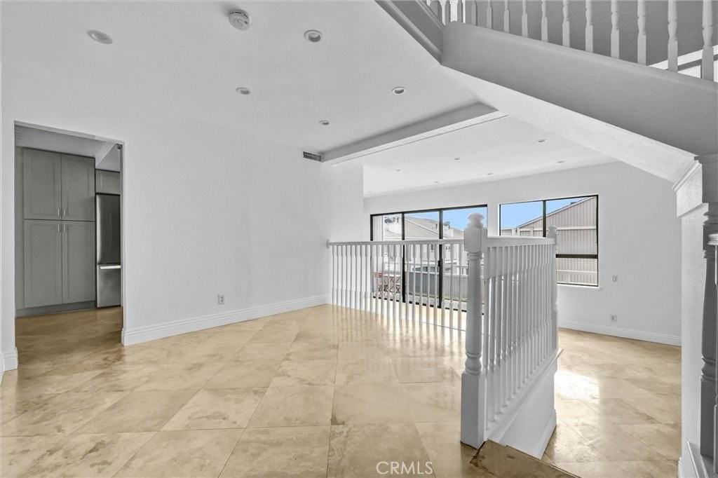 305 Columbia St - Photo 4 of 31