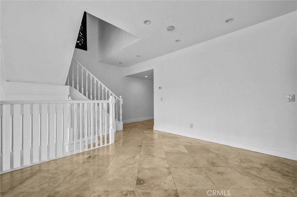 305 Columbia St - Photo 5 of 31
