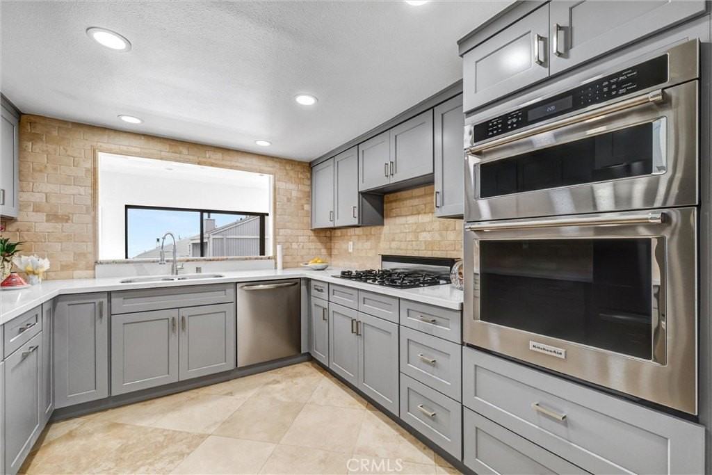 305 Columbia St - Photo 7 of 31