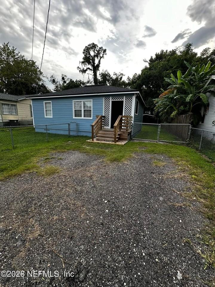 1290 Stimson St - Photo 3 of 9