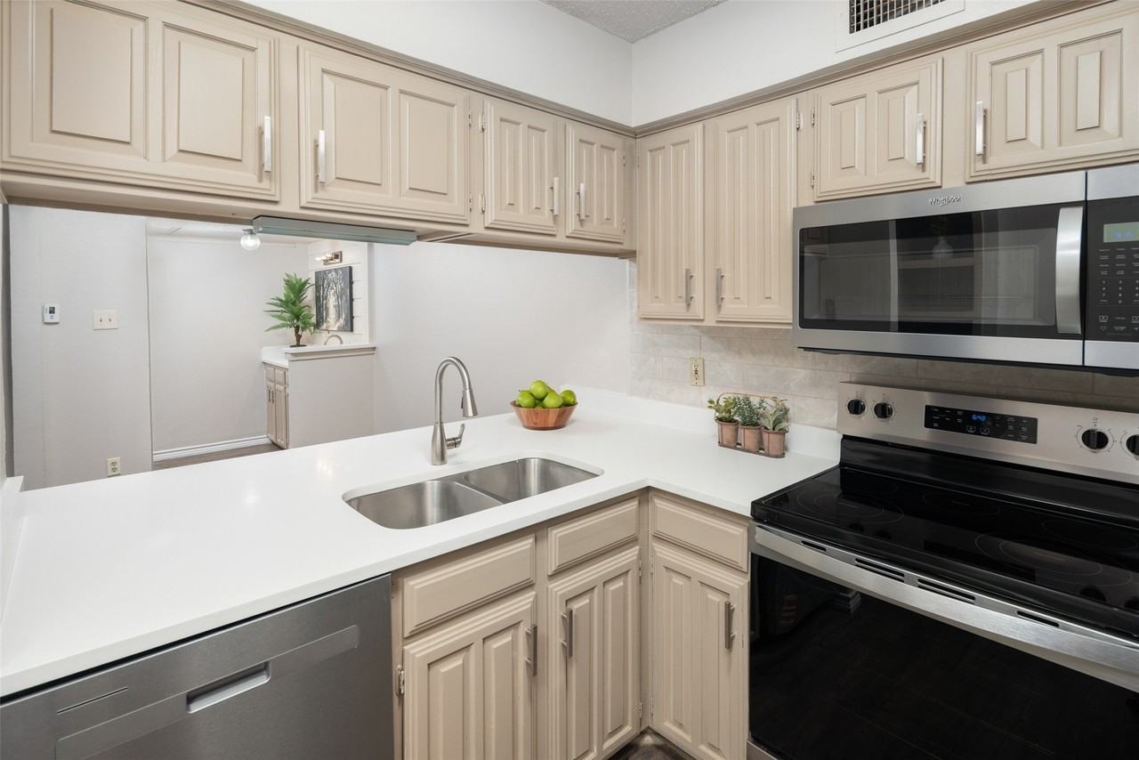 333 Melrose Dr #22D - Photo 5 of 30