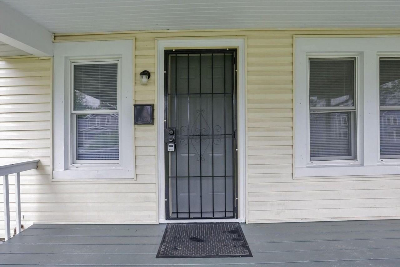 1411 Genessee Ave - Photo 2 of 34