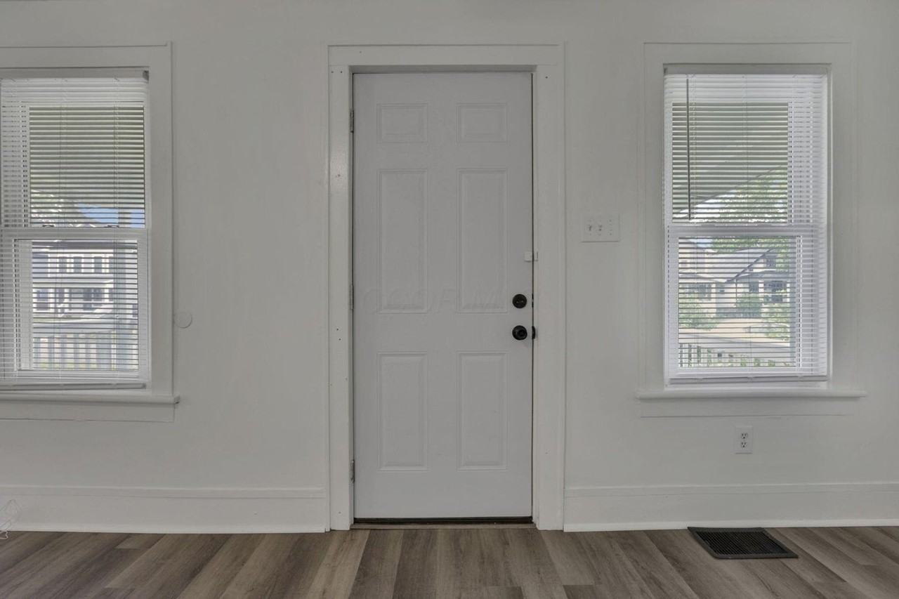 1411 Genessee Ave - Photo 4 of 34