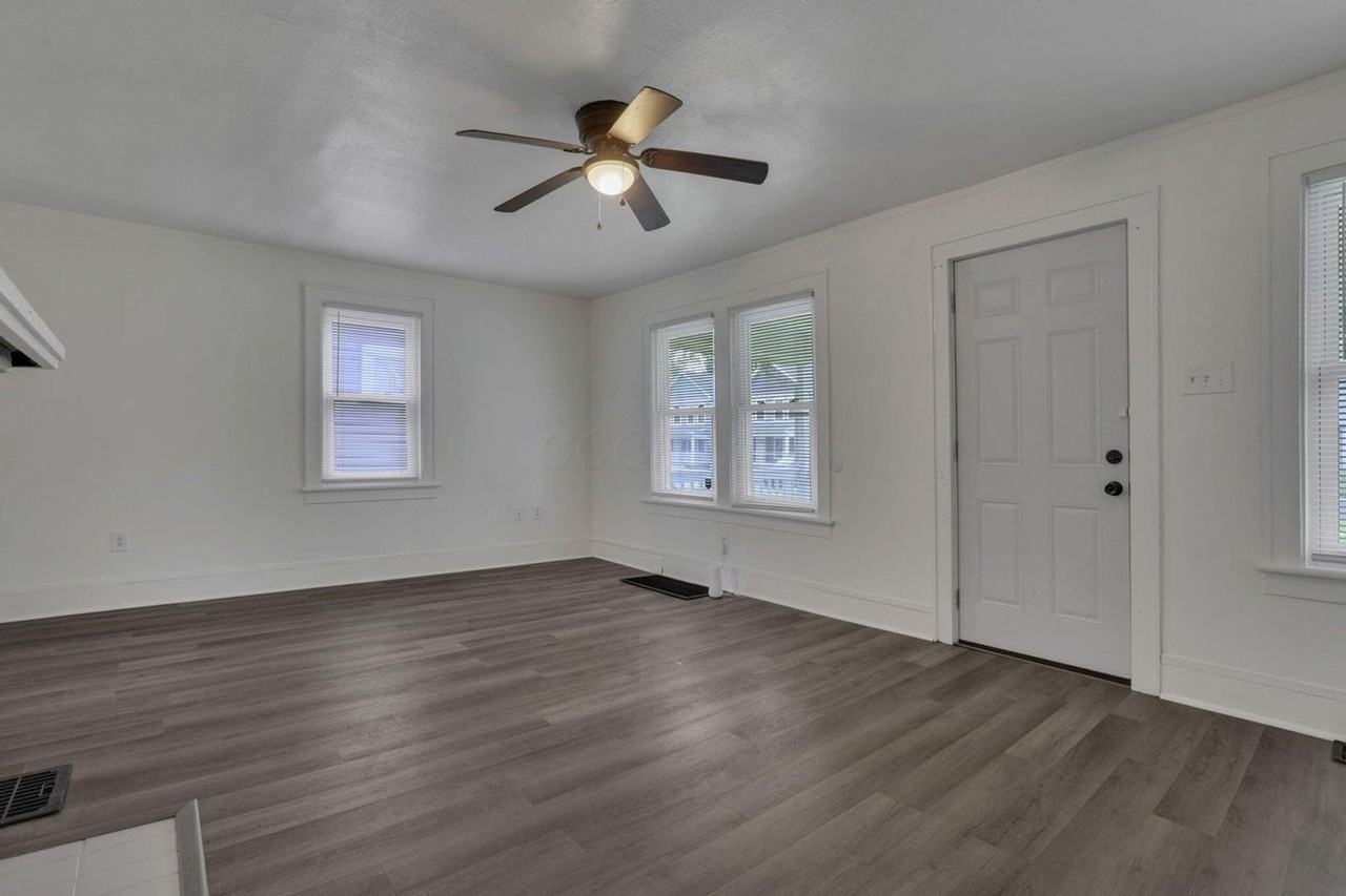 1411 Genessee Ave - Photo 6 of 34