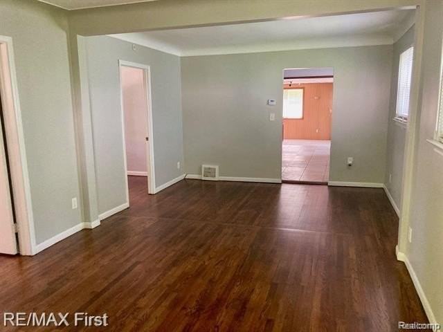 340 E Maxlow Ave - Photo 3 of 11