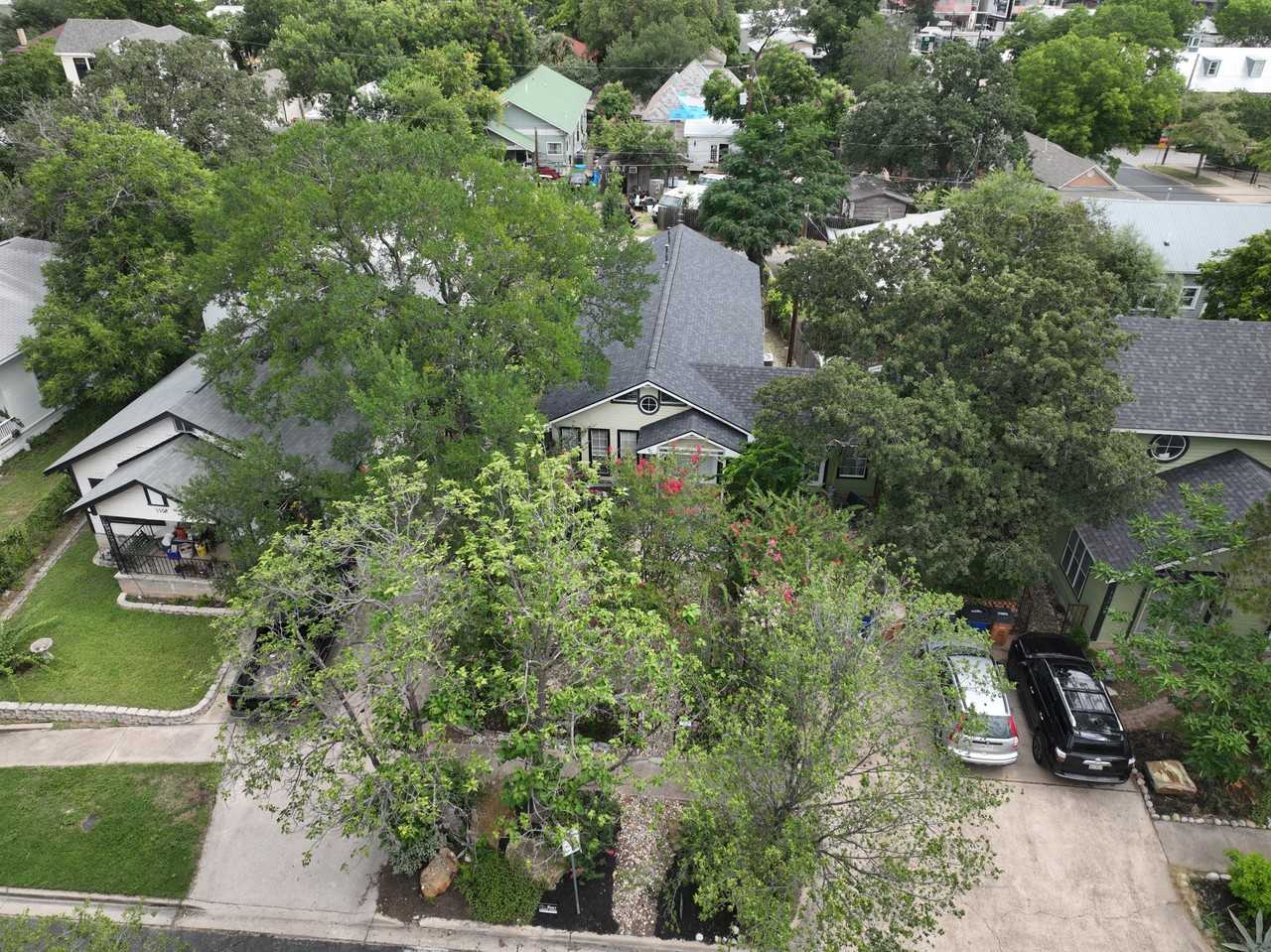 1112 E 9th St #B - Photo 3 of 10