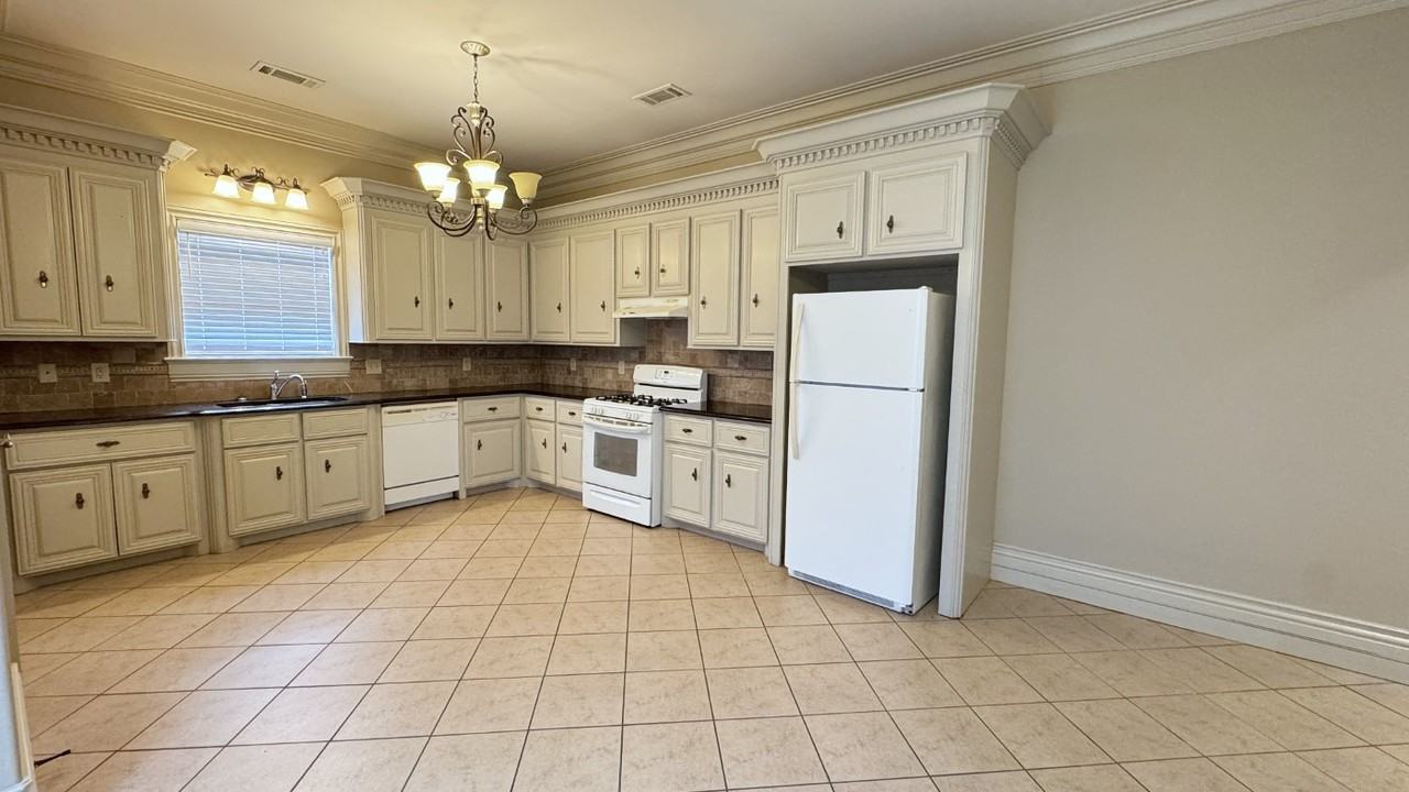 1604 N Mcguire Ave #2 - Photo 3 of 13