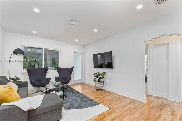 260 Ne 46th St - Photo 5 of 37