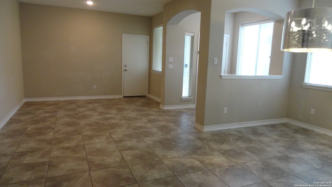 23410 Woodlawn Rdg - Photo 3 of 30