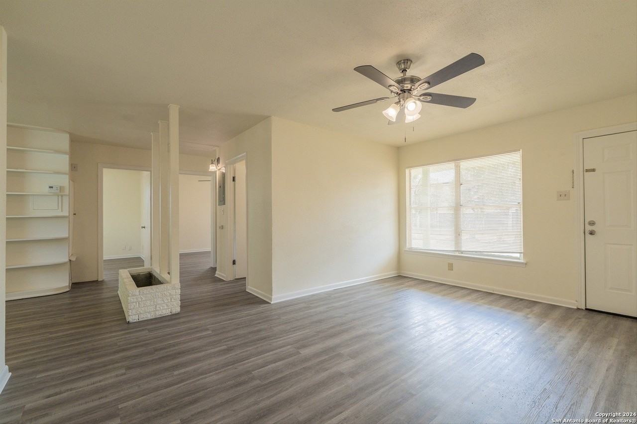 131 Brettonwood Dr - Photo 4 of 18