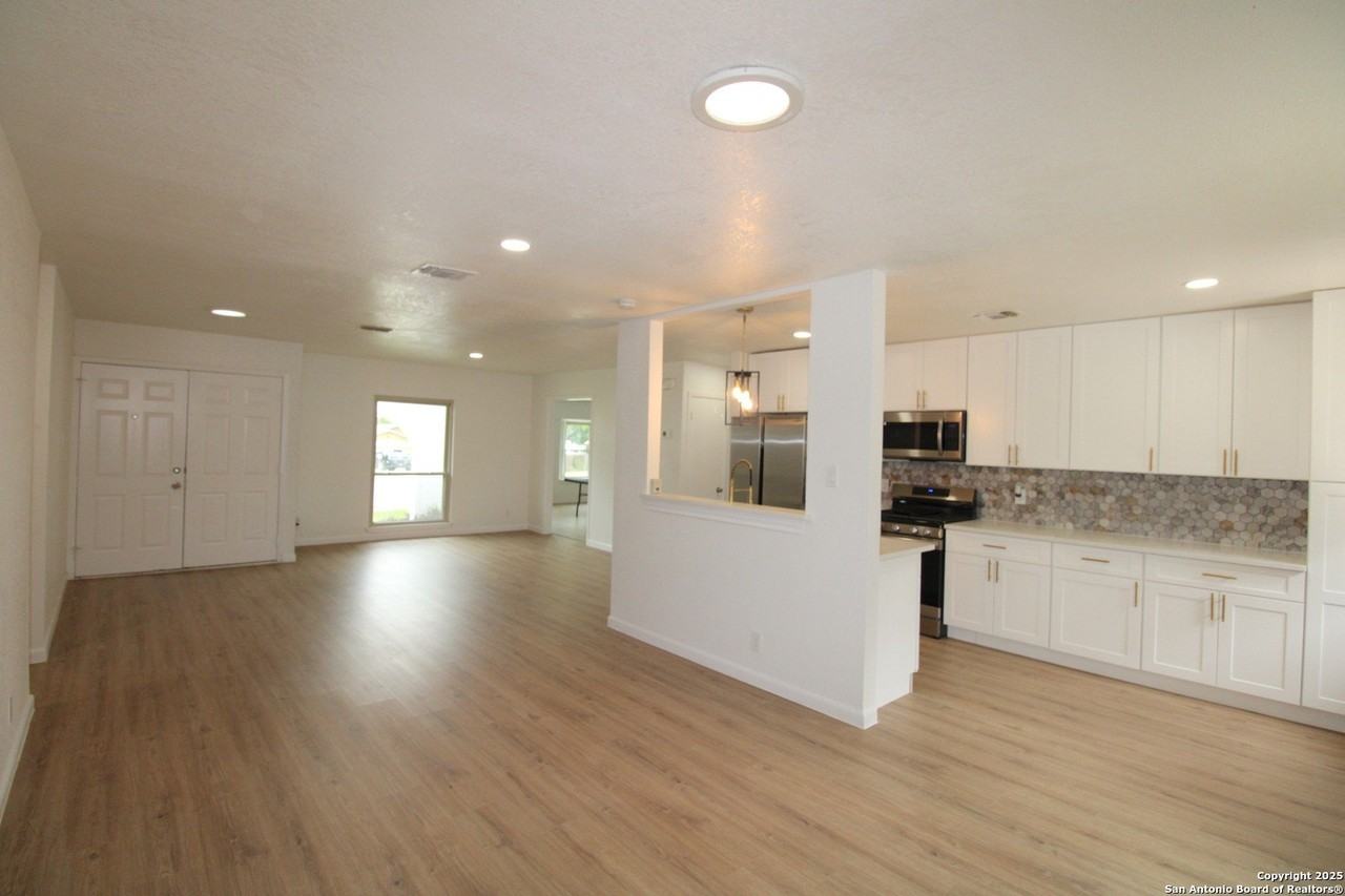 3807 Briarhaven St - Photo 4 of 24