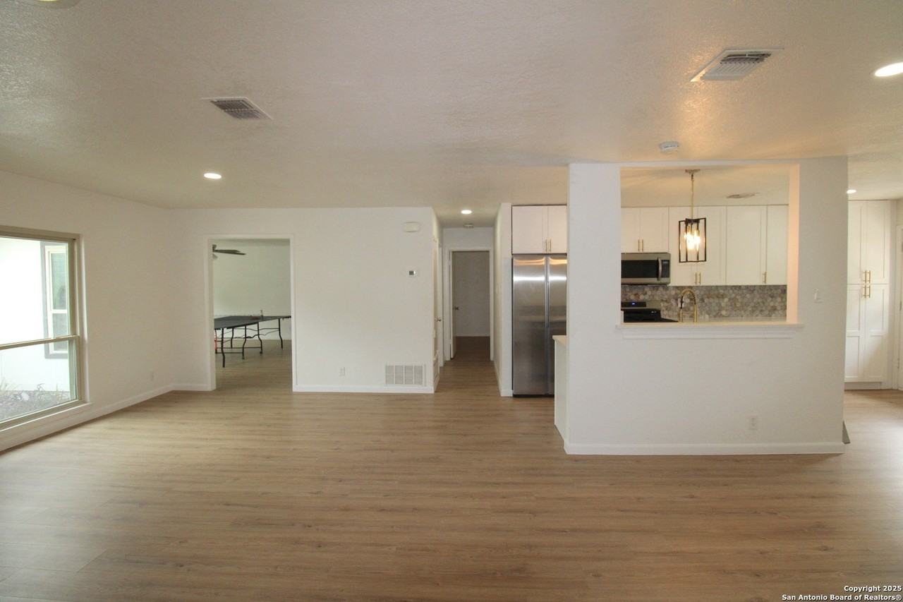 3807 Briarhaven St - Photo 5 of 24