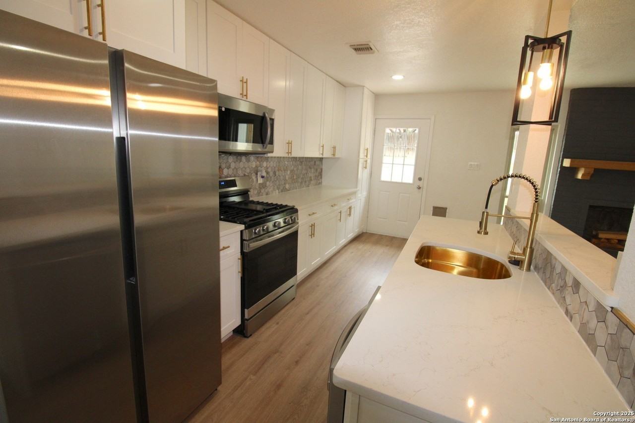 3807 Briarhaven St - Photo 7 of 24
